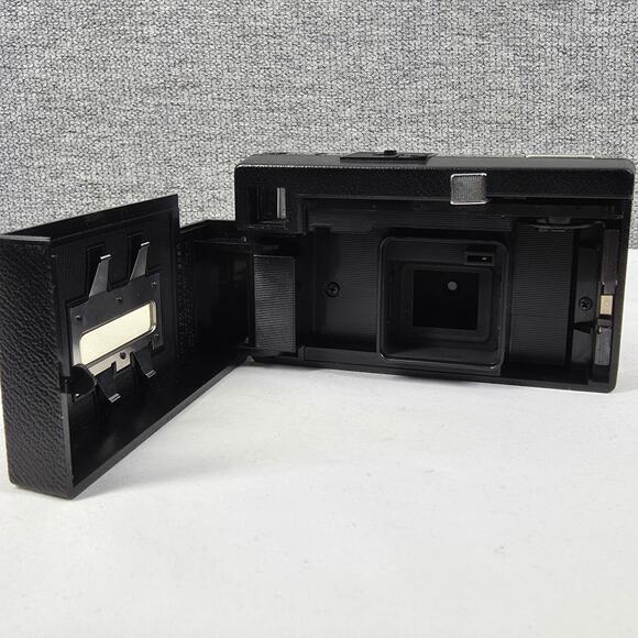 KODAK INSTAMATIC X-15 VINTAGE 126 FILM CAMERA, WINDS & SNAPS, TESTED WORKING - Picture 8 of 9